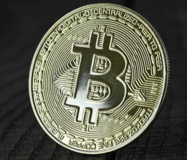 Koyu arkaplanda bitcoin para 