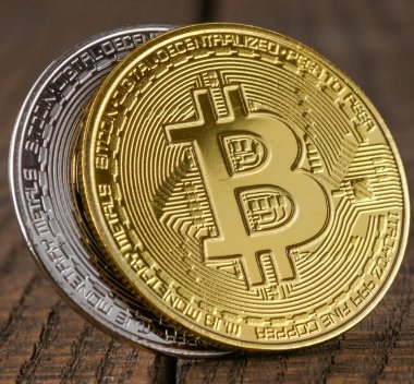 Ahşap arka planda bitcoin para
