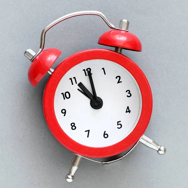 Reloj Despertador Rojo Sobre Fondo Gris —  Fotos de Stock