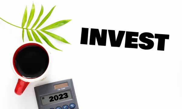 Invest 2023 Ovanifrån Vitt Skrivbord Med Miniräknare Och Kaffe — Stockfoto