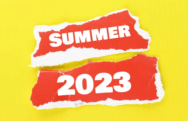 Summer 2023 Woorden Rode Vellen Papier Gele Achtergrond — Stockfoto