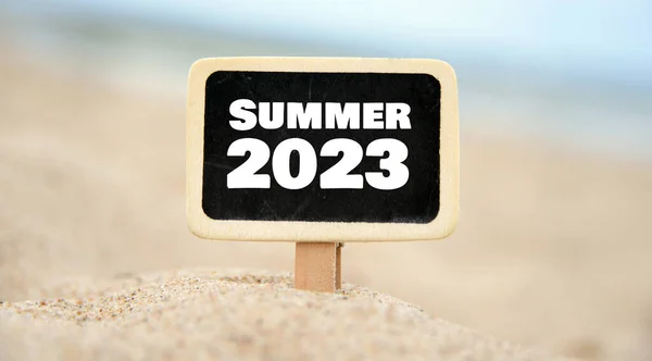 2023年夏という言葉は黒板に書かれています — ストック写真