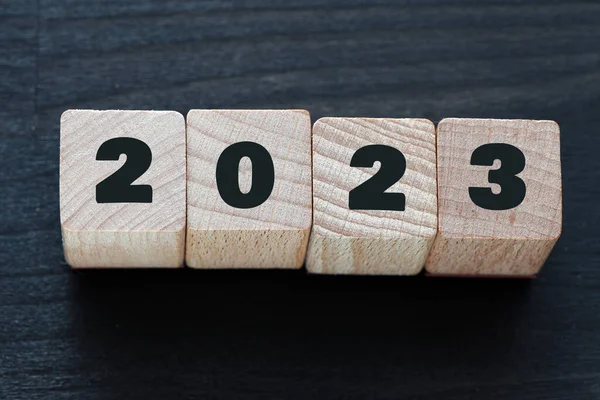 2023 Rok Uspořádány Dřevěných Písmen Černém Pozadí — Stock fotografie