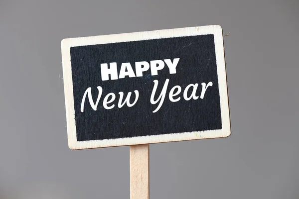 Happy New Year Words Een Klein Schoolbord Grijze Achtergrond — Stockfoto
