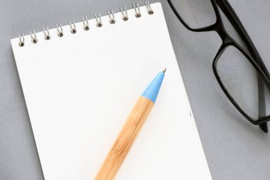 Boş not defteri ve ofis masasının üstünde.