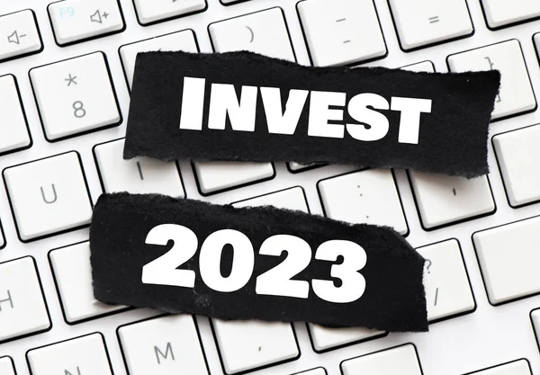 Invest 2023 Słowa Czarnych Arkuszach Papieru Ułożonych Białej Klawiaturze — Zdjęcie stockowe