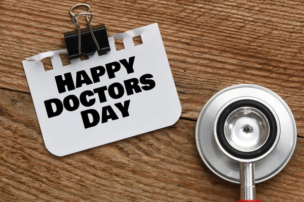 Steteskopun Yanındaki Bir Kağıt Parçasında Mutlu Doktorların Günü Sözleri — Stok fotoğraf