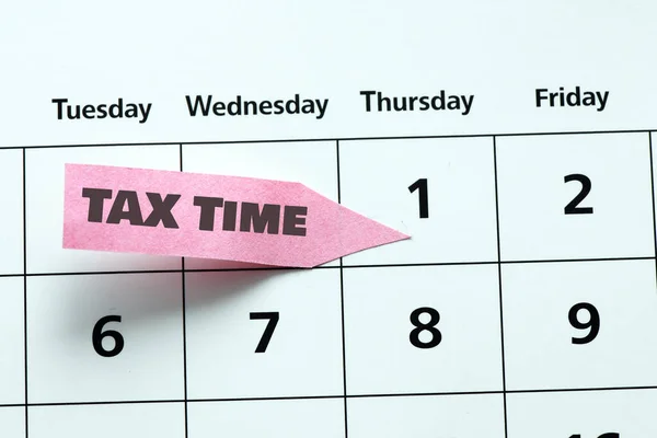 ノートの中の小さな紙に Tax Time という言葉 税務事業の概念 — ストック写真