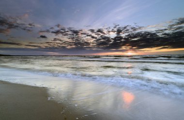 Bulutlu bir günde denizden gelen doğal manzara.