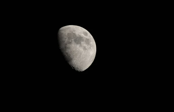 Mezza Luna Con Sfondo Cielo Nero Notte — Foto Stock