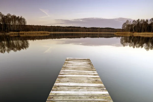 湖の上の古い木製の歩道橋 — ストック写真