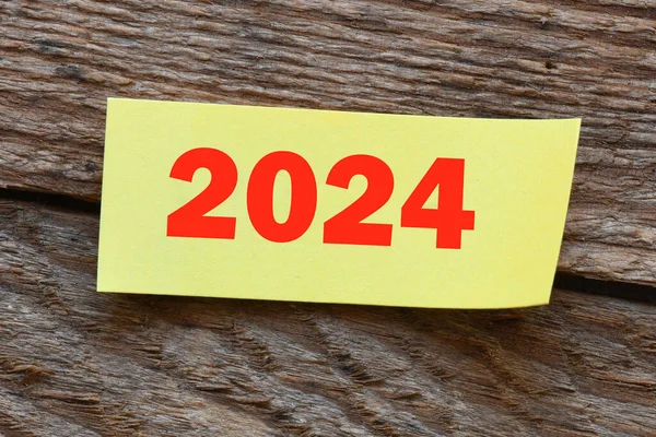 2024 Texto Sobre Pequeno Pedaço Papel Uma Mesa Madeira — Fotografia de Stock