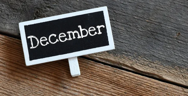 チョークボードとテーブルの12月 — ストック写真