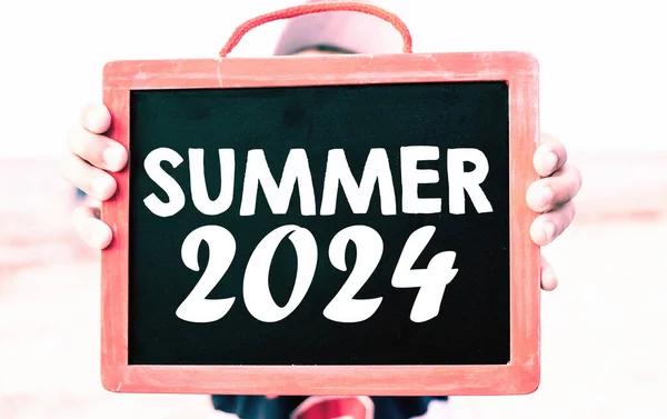 夏2024黒チョークボード上の単語 — ストック写真