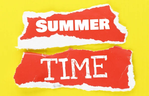 Summer Time Slova Červených Listech Papíru Žlutého Pozadí — Stock fotografie