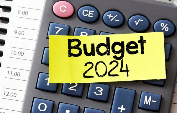 Budget 2024 Tekst Małym Żółtym Kawałku Papieru Leżącym Szczycie Kalkulatora — Zdjęcie stockowe