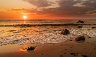 Deniz kenarında gün batımı. Gün batımında doğa ve doğa manzarası.
