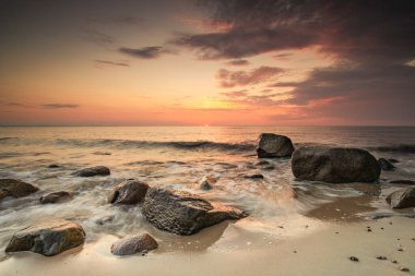 Bulutlu bir günde denizden gelen doğal manzara.