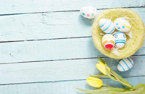 Yuvadaki Paskalya Yumurtaları Kırsal Ahşap Arka Planda — Stok fotoğraf
