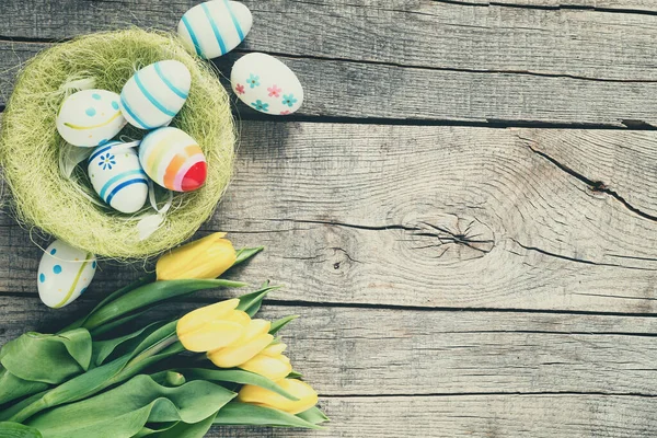 Huevos Pascua Nido Sobre Fondo Rústico Madera — Foto de Stock