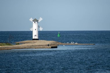 Polonya 'nın Baltık Denizi kıyısındaki bir limanı olan Swinoujscie' deki eski bir deniz fenerinin panoramik görüntüsü.