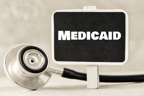 Слово Medicaid Доске Рядом Стетоскопом — стоковое фото