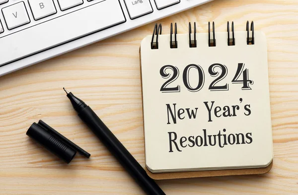 2024 Resoluciones Año Nuevo Texto Cuaderno Sobre Escritorio Madera — Foto de Stock