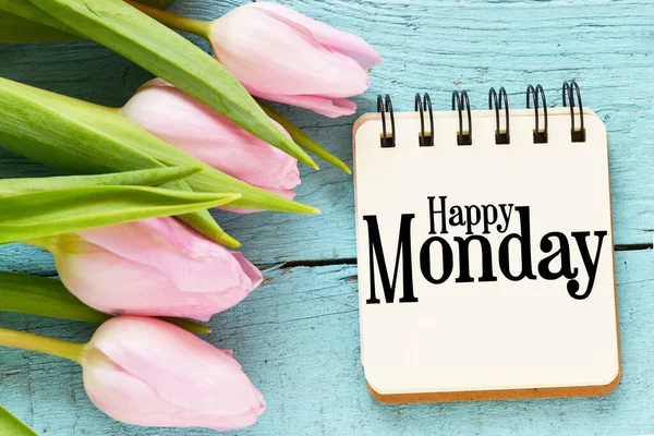 Щасливі Слова Понеділка Блокноті Поруч Тюльпанами Синьому Столі — стокове фото