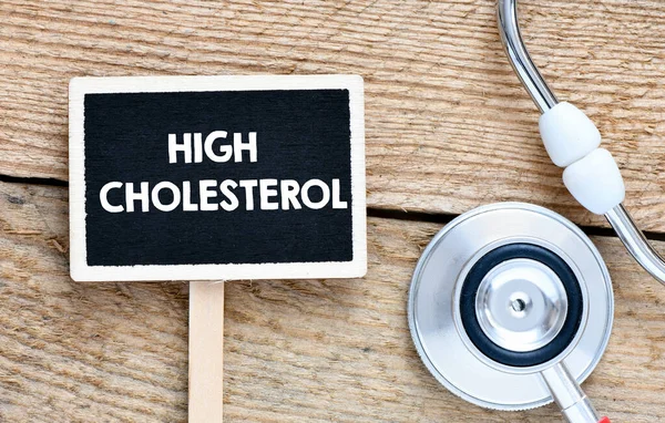Hoge Cholesterol Woorden Een Klein Schoolbord Naast Een Stethoscoop — Stockfoto