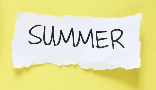 Das Wort Sommer Auf Einem Kleinen Blatt Papier Und Gelbem — Stockfoto