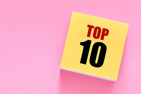 黄色のカードとピンクの背景のトップ10ワード — ストック写真
