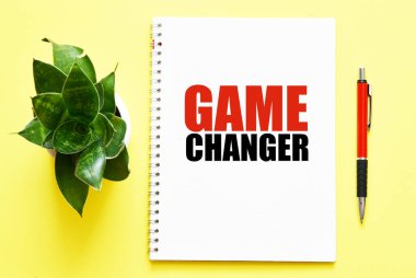 Sarı masadaki bir defterde kelime oyunu değiştirici.