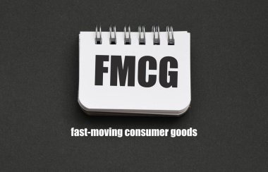FMCG tüketici malını küçük bir kağıt parçası ve siyah bir arkaplan üzerinde hızlı hareket ettiriyor.
