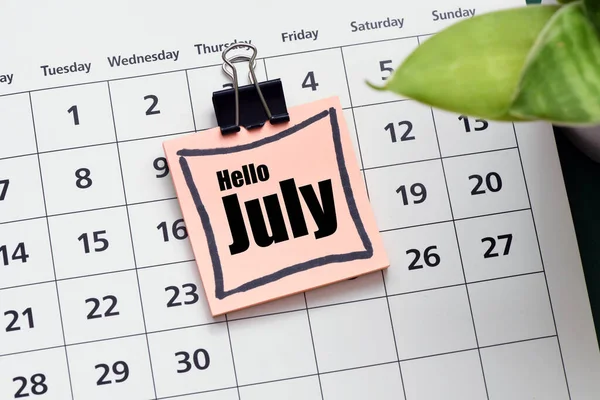 一张小纸片和日历上的七月字 — 图库照片