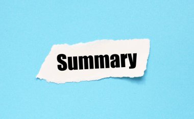 Küçük bir kağıt parçası ve mavi bir arkaplan üzerinde SUMMARY kelimesi.