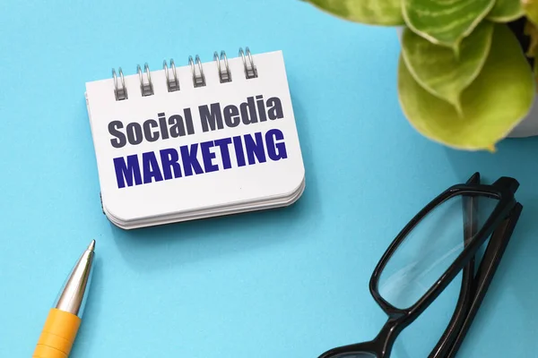 Sociale Media Marketing Woorden Een Klein Stukje Papier — Stockfoto