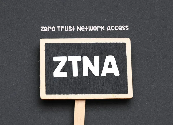 Ztnaゼロトラストネットワークアクセスワード小さな黒板と黒のカード — ストック写真
