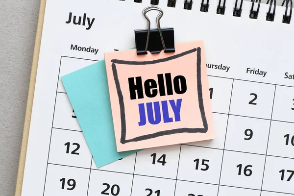 Hallo Juli Worte Auf Einem Blatt Papier Und Einem Kalender — Stockfoto
