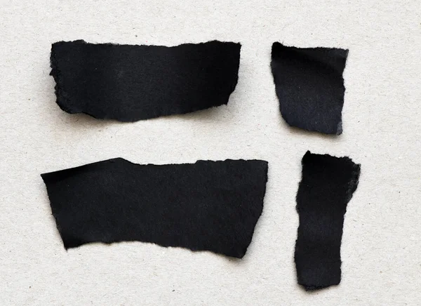 Gri Arkaplan Üzerinde Siyah Kağıt Parçaları — Stok fotoğraf