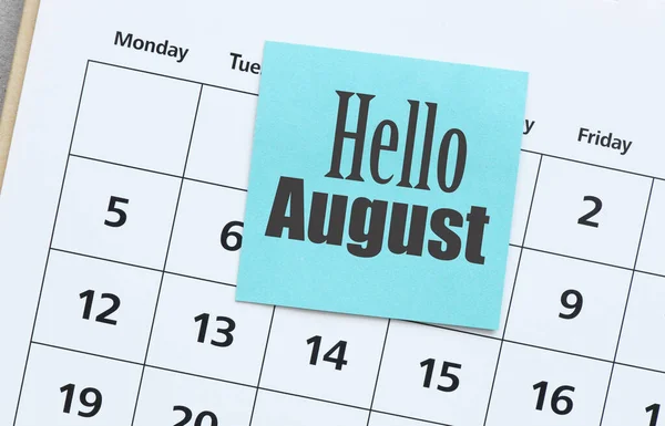 小さな紙とカレンダーにこんにちは8月の言葉 — ストック写真