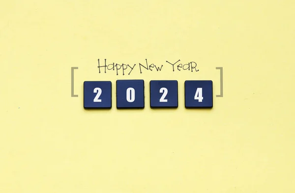 Happy New Year 2024 Слова Жовтому Аркуші Паперу Чорних Ключів — стокове фото