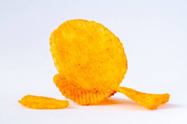 beyaz zemin üzerine kırmızı biber chips