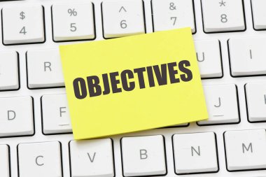 Bir parça kağıt ve klavyede OBJECTIVES sözcüğü
