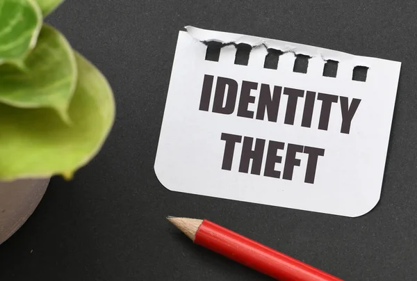 Identity Theft Ord Ett Papper Och Ett Svart Bord — Stockfoto