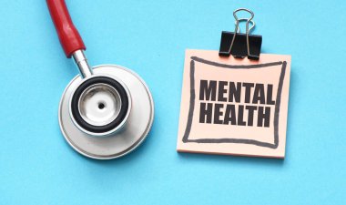 MENTAL Sağlık Sözcükleri steteskopun yanındaki küçük bir kağıt parçasında.
