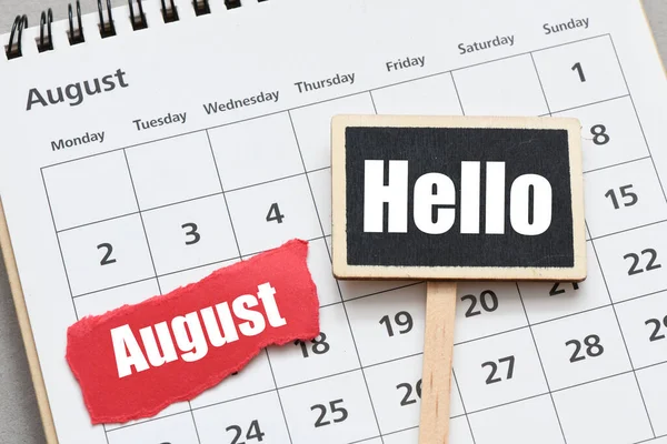 小さな紙の上のハロー8月の単語 小さなチョークボードとカレンダー — ストック写真