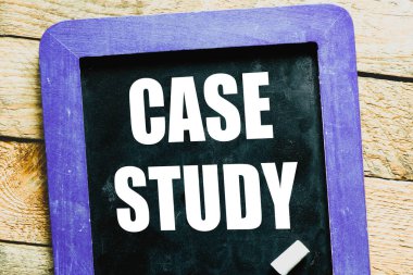 Tebeşir tahtasında saçma sapan kelimeler.