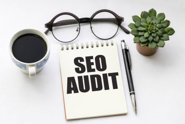 Ofis defterinde Seo AUDIT kelimesi.