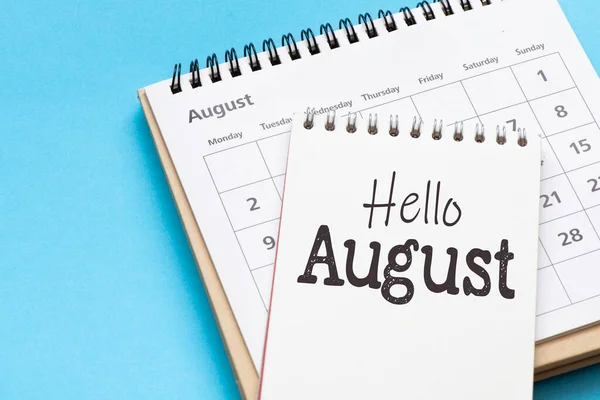 カレンダーのノートブックのHello August言葉 — ストック写真
