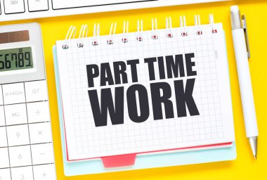 Bir ofis defterinde yarı zamanlı sözcükler çalışır.